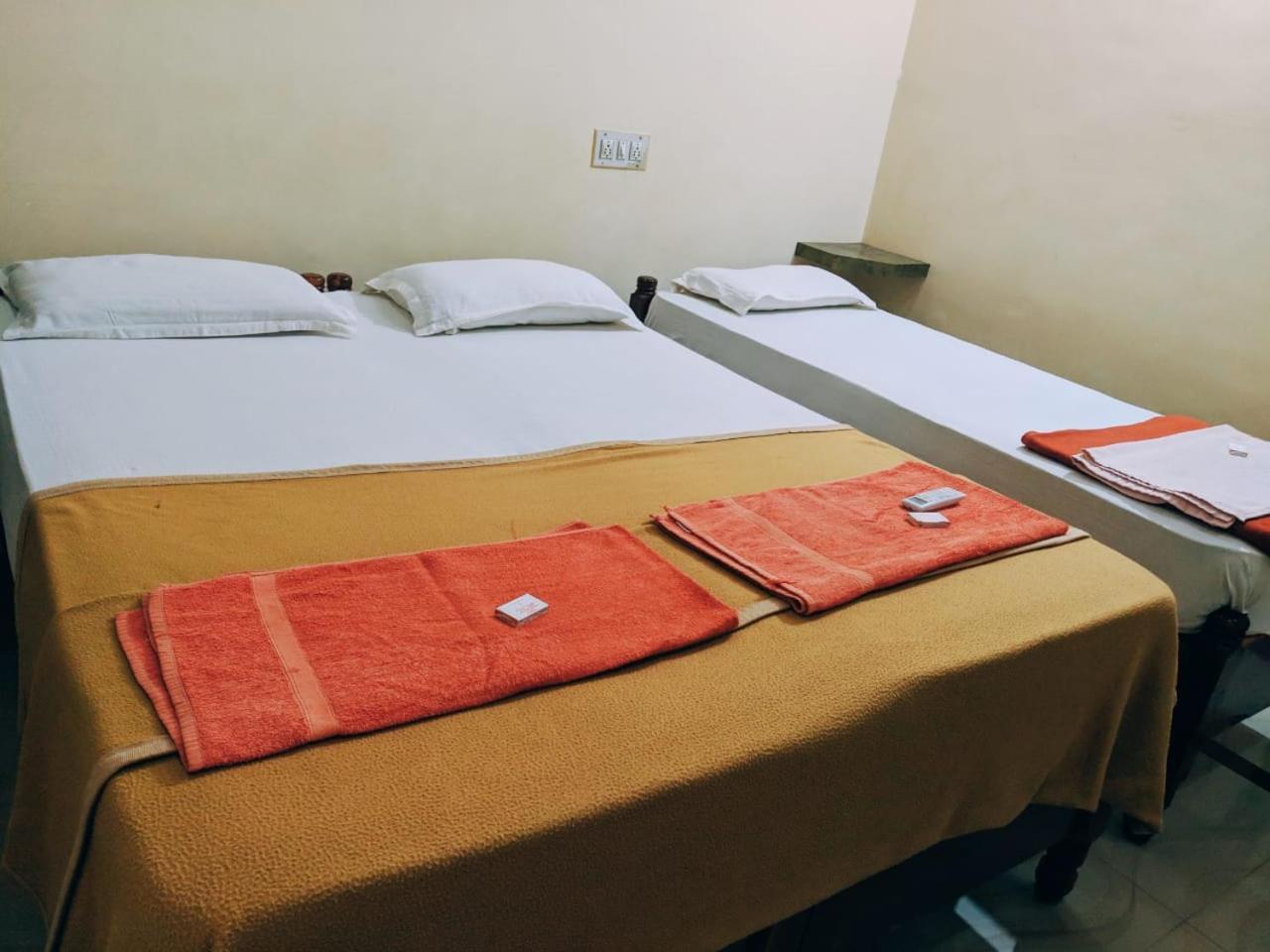 Hotel Varsha هامبي المظهر الخارجي الصورة